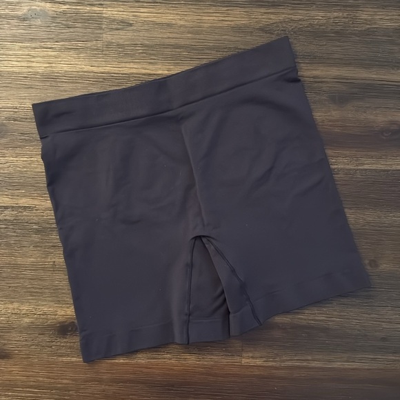 Maidenform Basically Sexy Black Seamless Smoothing Shorts Large NWT - Picture 9 of 11